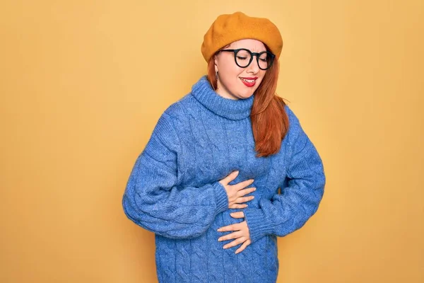 Joven Mujer Pelirroja Hermosa Con Boina Francesa Gafas Sobre Fondo —  Fotos de Stock