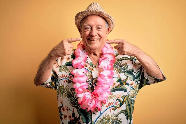 Šedovlasý Starší Muž Letním Klobouku Havajském Lei Žlutém Pozadí Vesele — Stock fotografie