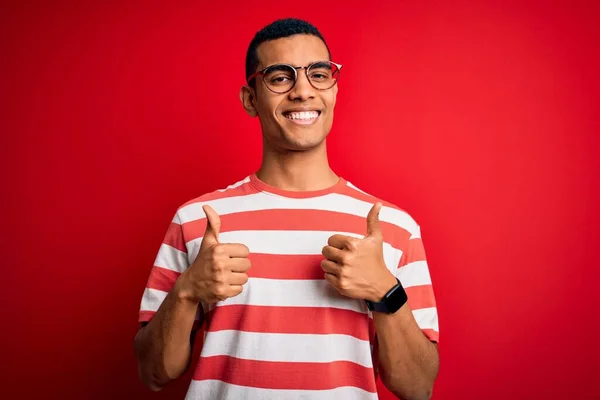 Mladý Pohledný Afroameričan Neformálním Pruhovaném Tričku Brýlích Nápisem Úspěch Dělá — Stock fotografie