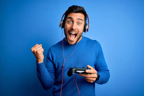 Joven Jugador Guapo Con Barba Jugando Videojuego Usando Joystick Auriculares —  Fotos de Stock