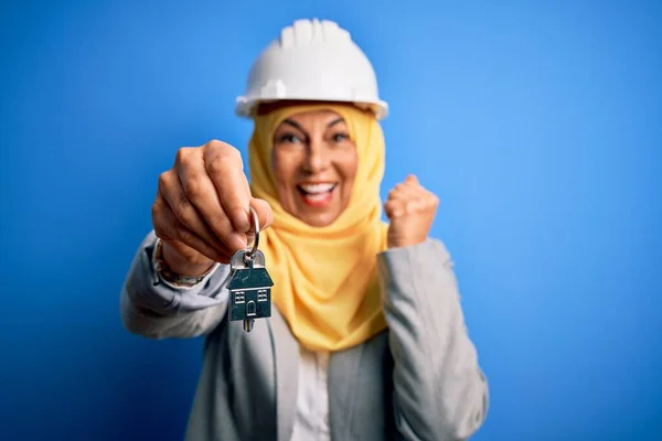 Архитектор Средних Лет Женщина Мусульманском Хиджабе Шлеме Безопасности Держа Дома — стоковое фото