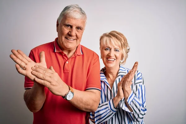 Senior Vackra Par Står Tillsammans Över Isolerad Vit Bakgrund Klappar — Stockfoto