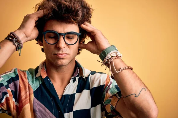 Renkli Gömlek Gözlük Takan Genç Bir Adam Izole Edilmiş Sarı — Stok fotoğraf