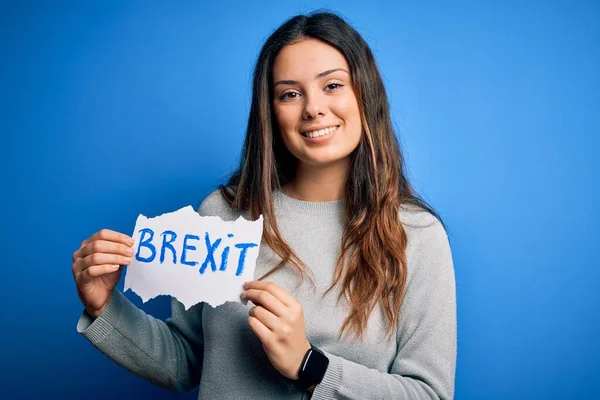 Fiatal Gyönyörű Barna Kezében Papír Brexit Üzenet Felett Kék Háttér — Stock Fotó