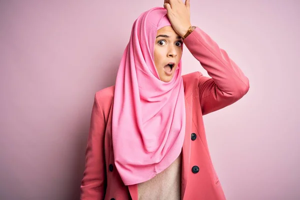 Νεαρό Όμορφο Κορίτσι Φορώντας Muslim Χιτζάμπ Στέκεται Πάνω Από Απομονωμένο — Φωτογραφία Αρχείου