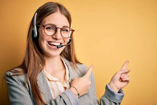 Mladý Ryšavý Call Centrum Agent Žena Přepracované Nosí Brýle Pomocí — Stock fotografie