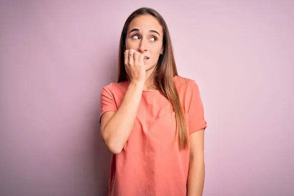 Giovane Bella Donna Indossa Casual Shirt Piedi Sopra Isolato Sfondo — Foto Stock