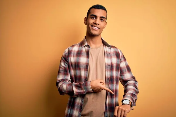 Junger Gutaussehender Afrikanisch Amerikanischer Mann Lässigem Hemd Vor Gelbem Hintergrund — Stockfoto