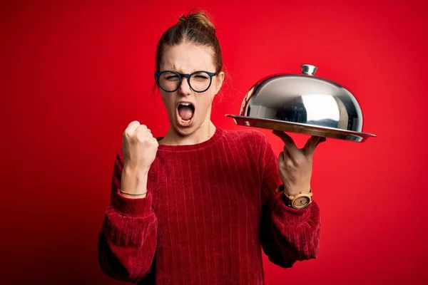 Junge Schöne Rothaarige Frau Hält Kellnerin Tablett Über Isolierten Roten — Stockfoto