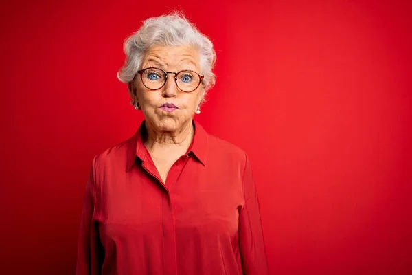 Idősebb Gyönyörű Ősz Hajú Alkalmi Inget Szemüveget Visel Piros Háttér — Stock Fotó