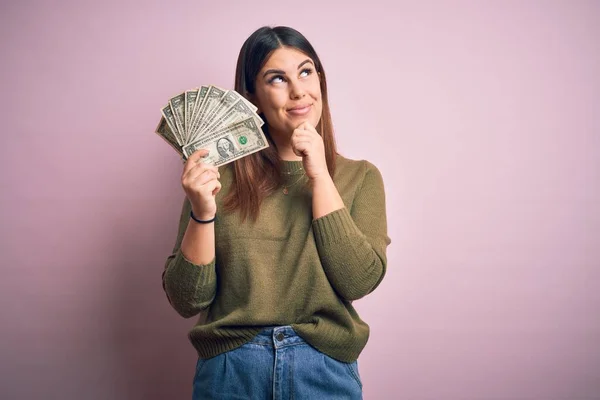 Jovem Mulher Bonita Segurando Dólares Sobre Fundo Rosa Isolado Rosto — Fotografia de Stock