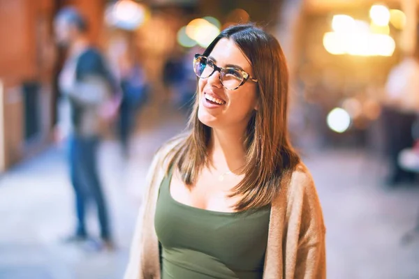 Ung Vacker Kvinna Ler Glad Och Självsäker Stående Med Leende — Stockfoto