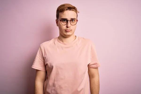 Ung Stilig Rödhårig Man Bär Casual Shirt Stående Över Isolerade — Stockfoto