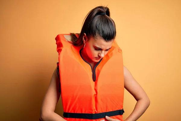 Молодая Красивая Брюнетка Носит Оранжевый Безопасный Спасательный Жилет Желтом Фоне — стоковое фото