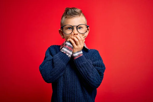 Giovane Bambino Caucasico Con Gli Occhi Azzurri Piedi Indossando Occhiali — Foto Stock