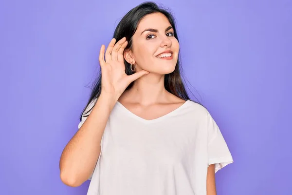 Young Beautiful Brunette Woman Wearing Casual White Shirt Purple Background — Stock Photo, Image