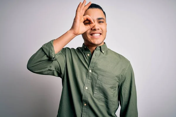 Mladý Brazilský Muž Ležérní Košili Stojící Nad Izolovaným Bílým Pozadím — Stock fotografie