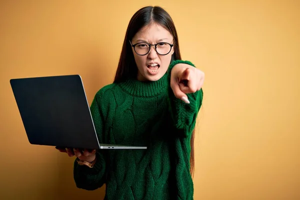 Fiatal Ázsiai Üzletasszony Szemüveget Visel Dolgozik Számítógép Laptop Mutatva Elégedetlen — Stock Fotó