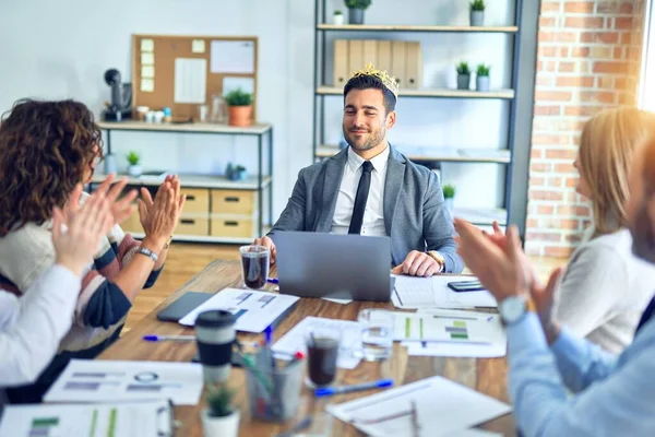 Grupo Trabajadores Negocios Sonriendo Felices Confiados Trabajando Juntos Con Sonrisa — Foto de Stock