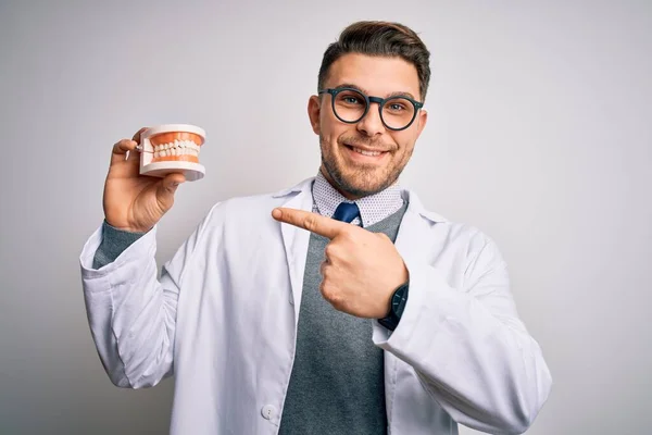 Joven Dentista Con Ojos Azules Sosteniendo Prótesis Dental Ortodóncica Sobre — Foto de Stock