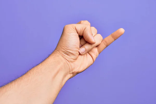 Mão Jovem Caucasiano Mostrando Dedos Sobre Fundo Roxo Isolado Mostrando — Fotografia de Stock