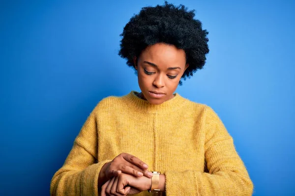 Ung Vacker Afroamerikansk Afro Kvinna Med Lockigt Hår Bär Gul — Stockfoto