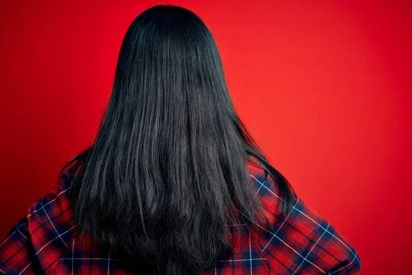 Joven Hermosa Mujer China Con Camisa Casual Sobre Fondo Rojo —  Fotos de Stock