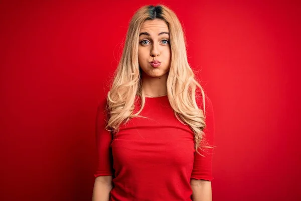 Jonge Mooie Blonde Vrouw Draagt Casual Shirt Staan Geïsoleerde Rode — Stockfoto