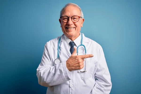 Senior Grauhaarige Arzt Mit Stethoskop Und Medizinischem Mantel Über Blauem — Stockfoto