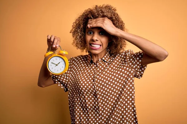 Sarı zemin üzerinde klasik çalar saati tutan Afro-Amerikan kıvırcık saçlı genç bir kadın. Elleri başının üstünde, utanç ve şaşkınlık dolu, sinirli ve hayal kırıklığına uğramış bir halde. Hata için korku ve üzüntü.