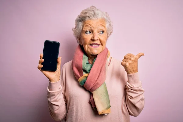 Senior Schöne Grauhaarige Frau Hält Smartphone Zeigt Bildschirm Über Rosa — Stockfoto