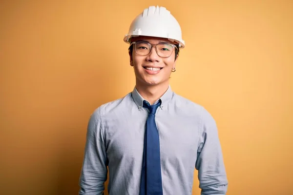 Jovem Arquiteto Chinês Bonito Homem Vestindo Capacete Segurança Gravata Sobre — Fotografia de Stock