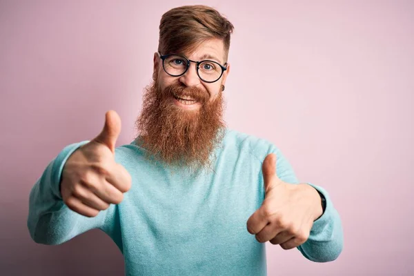 Hombre Pelirrojo Irlandés Guapo Con Barba Con Gafas Sobre Rosa —  Fotos de Stock
