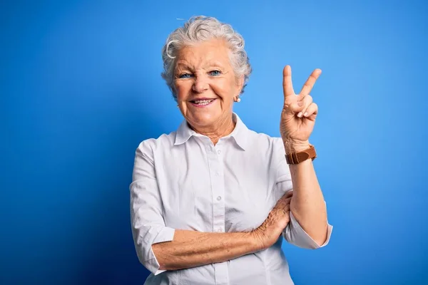 Senior Bella Donna Indossa Camicia Elegante Piedi Sopra Isolato Sfondo — Foto Stock