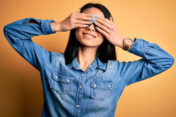 Молодая Красивая Китаянка Джинсовой Рубашке Изолированном Желтом Фоне Закрытыми Глазами — стоковое фото