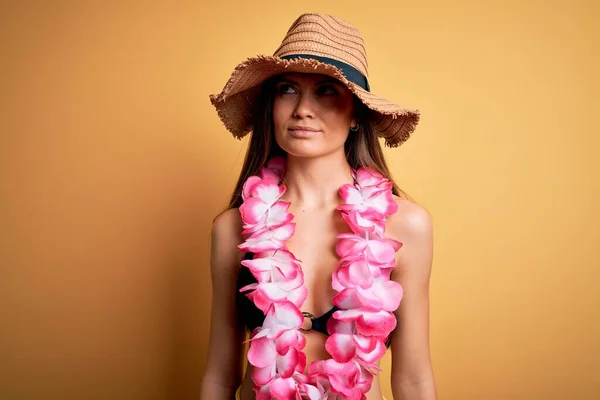 Mladá Krásná Žena Modrýma Očima Dovolené Bikinách Hawaiian Lei Úsměvem — Stock fotografie