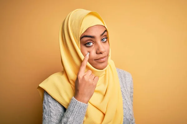 Mladá Krásná Africká Americká Dívka Muslimském Hidžábu Přes Izolované Žluté — Stock fotografie