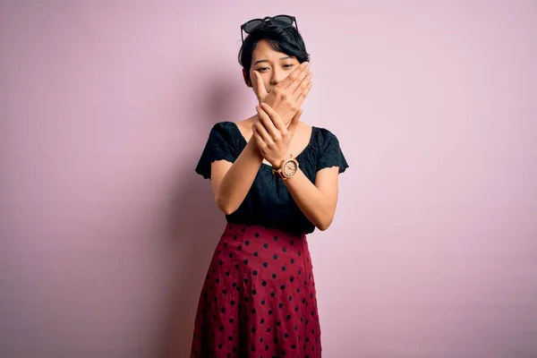 Jong Mooi Aziatisch Meisje Dragen Casual Jurk Staande Geïsoleerde Roze — Stockfoto