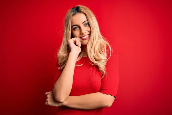 Jovem Mulher Loira Bonita Vestindo Shirt Casual Sobre Fundo Vermelho — Fotografia de Stock