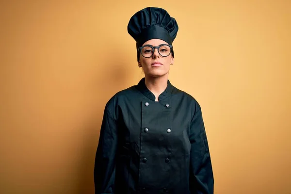 Güzel Esmer Aşçı Üniforması Giyen Sarı Arka Planda Şapka Takan — Stok fotoğraf