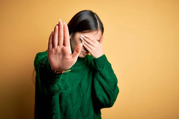 Junge Schöne Asiatische Frau Grünem Winterpullover Über Gelbem Isoliertem Hintergrund — Stockfoto