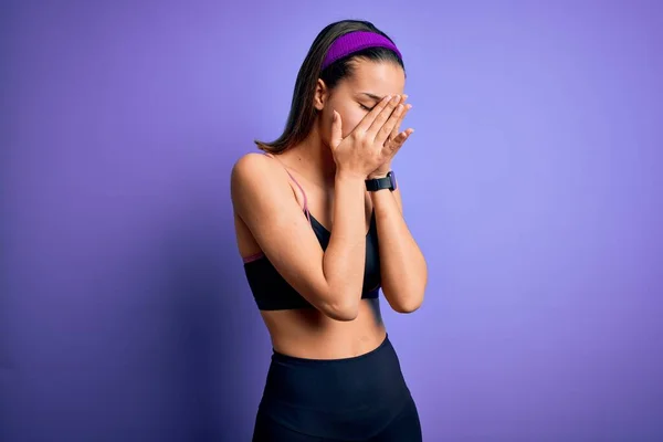 Joven Hermosa Chica Deportiva Haciendo Deporte Usando Ropa Deportiva Sobre —  Fotos de Stock