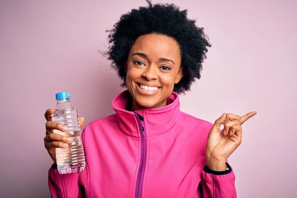 Ung Afroamerikansk Afro Idrottskvinna Med Lockigt Hår Dricka Flaska Vatten — Stockfoto