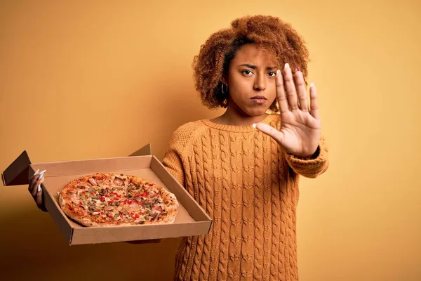 Fiatal Afro Göndör Haj Tartó Szállítási Doboz Olasz Friss Pizza — Stock Fotó