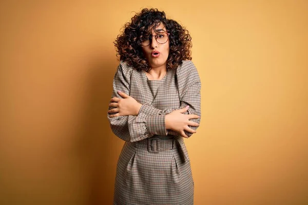 Krásná Arabky Obchodní Žena Sobě Šaty Brýle Stojící Nad Žlutým — Stock fotografie