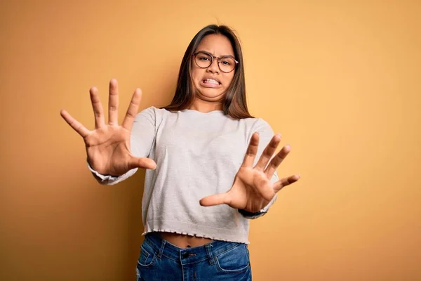 Junge Schöne Asiatische Mädchen Lässigem Pullover Und Brille Über Gelbem — Stockfoto