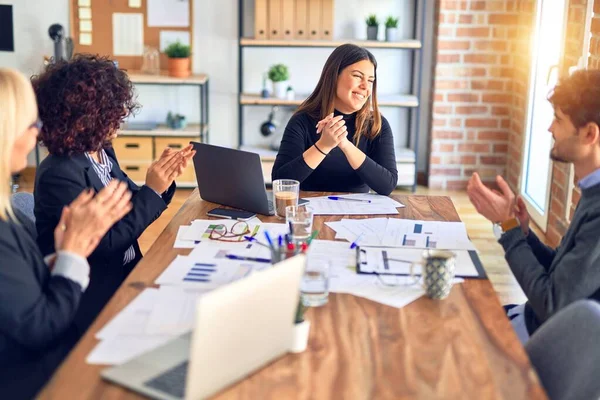 Gruppo Imprenditori Sorridenti Felici Fiduciosi Lavorare Insieme Con Sorriso Sul — Foto Stock