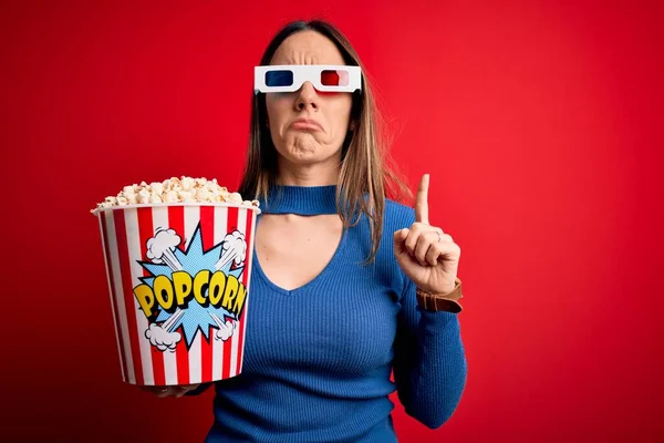 Giovane Donna Bionda Che Indossa Occhiali Mangia Pacchetto Popcorn Guardando — Foto Stock