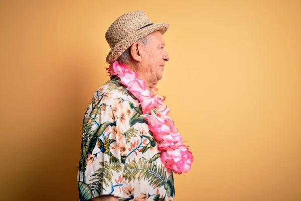 Γκρι Μαλλιά Ανώτερος Άνθρωπος Φορώντας Καλοκαιρινό Καπέλο Και Hawaiian Lei — Φωτογραφία Αρχείου