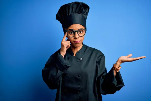 Joven Mujer Afroamericana Chef Con Uniforme Cocina Sombrero Sobre Fondo —  Fotos de Stock